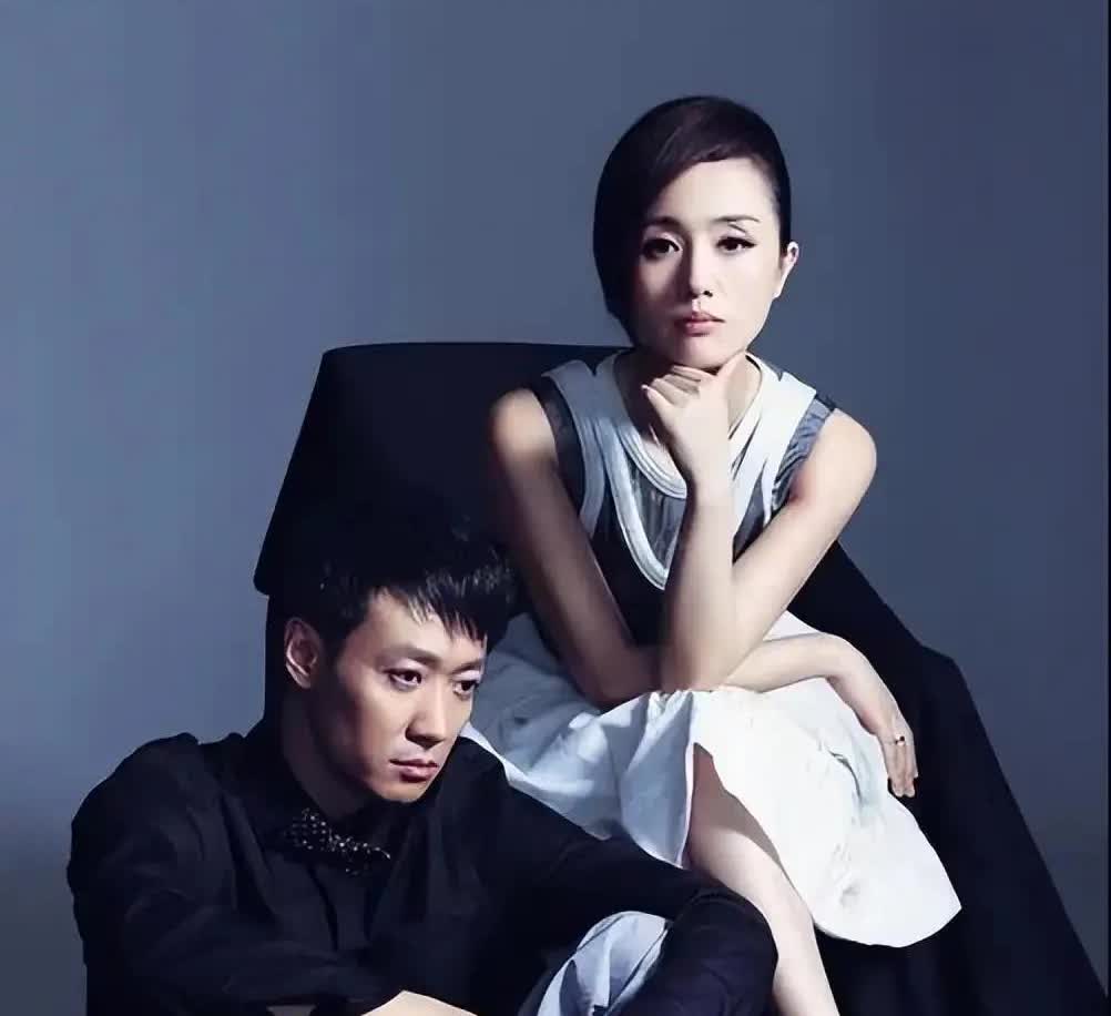 这是朱媛媛、辛柏青陪女儿参加六一活动的照片吗？一家三口穿着白色T恤亲子服，朱媛媛