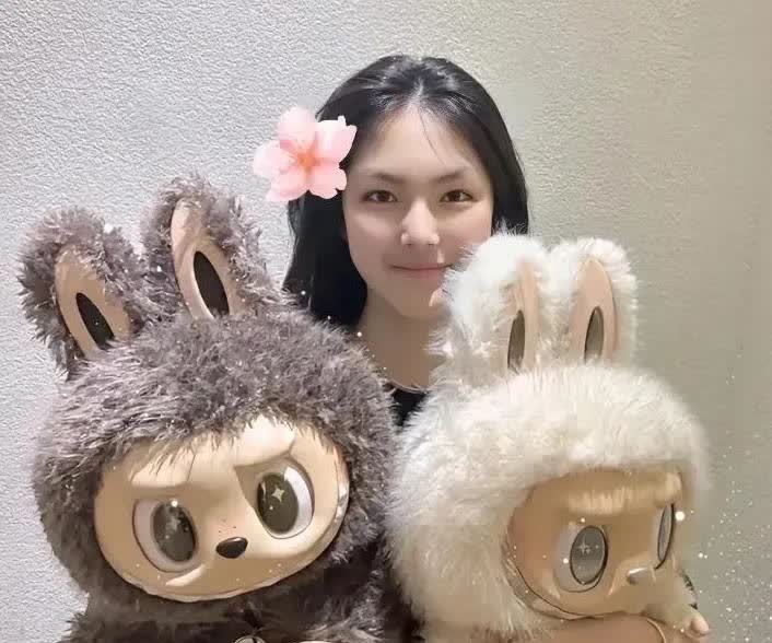 李湘又晒女儿了，
这次不是穿衣吃饭，
这回炫耀的是Labubu玩偶，
哪个