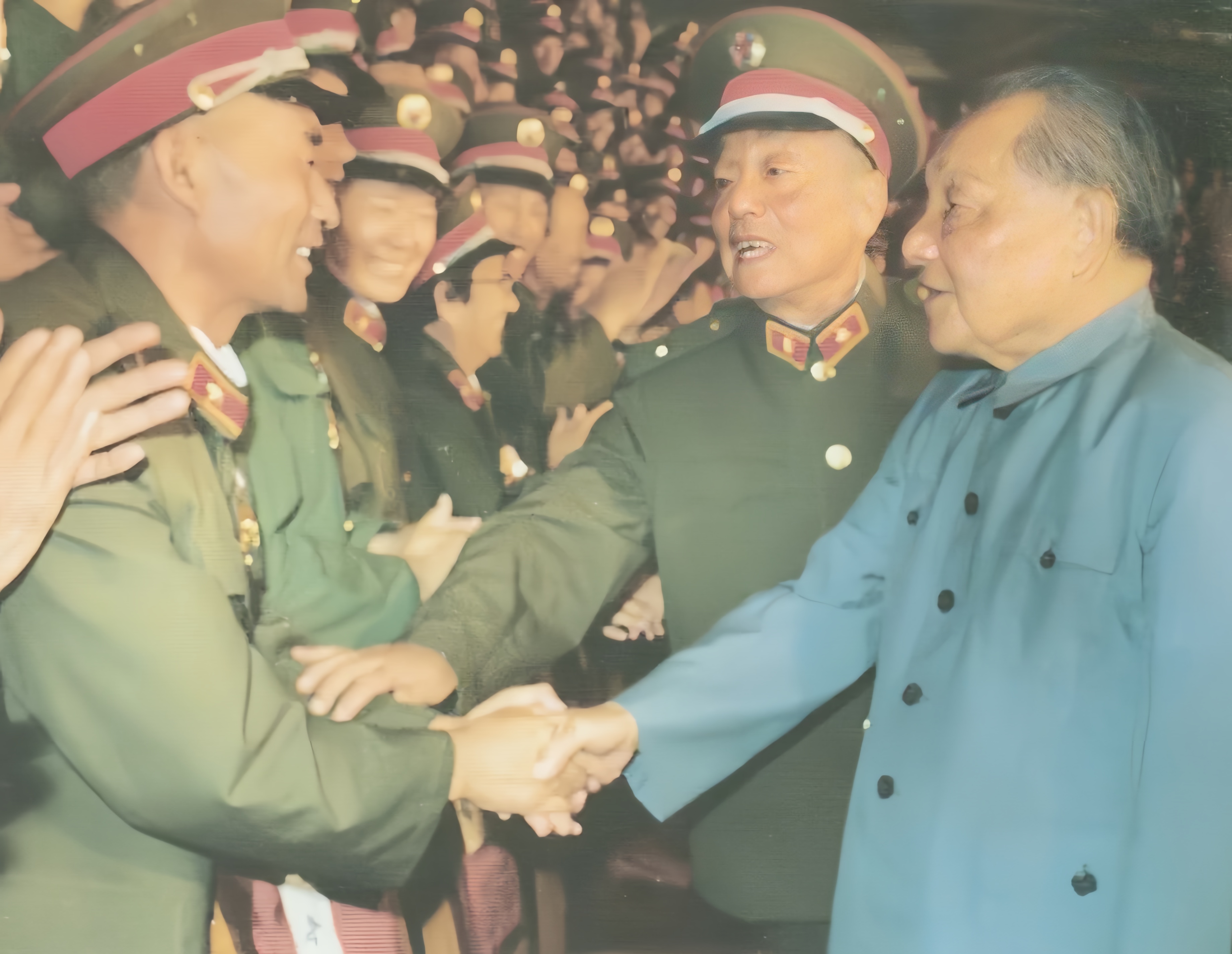 1989年，江同志担任军委主席。邓小平说，军委主席要有助手，就是副主席和秘书长。