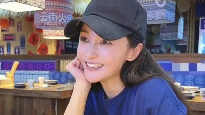 43岁姚笛复出失败后露面：和闺蜜吃火锅只点了5个菜，笑中含泪