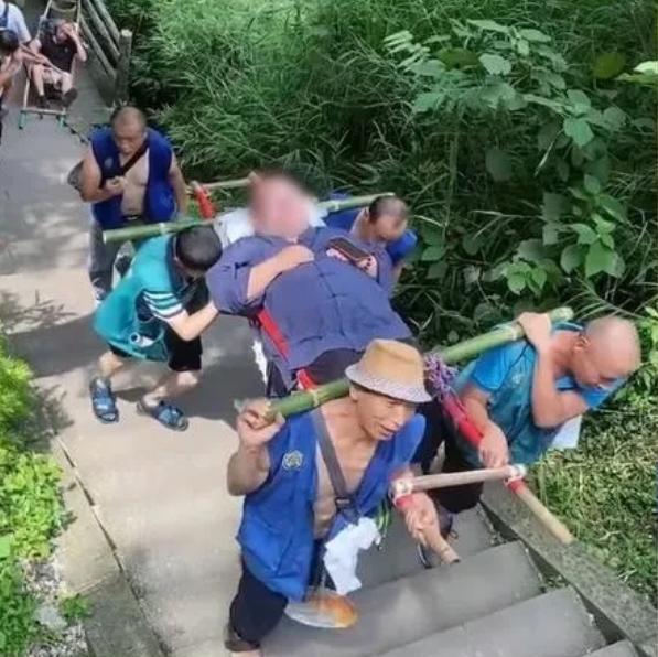 四川，一个263斤的大哥，花了两万多请9个轿夫把他抬上峨眉山，去财神殿拜财神，他