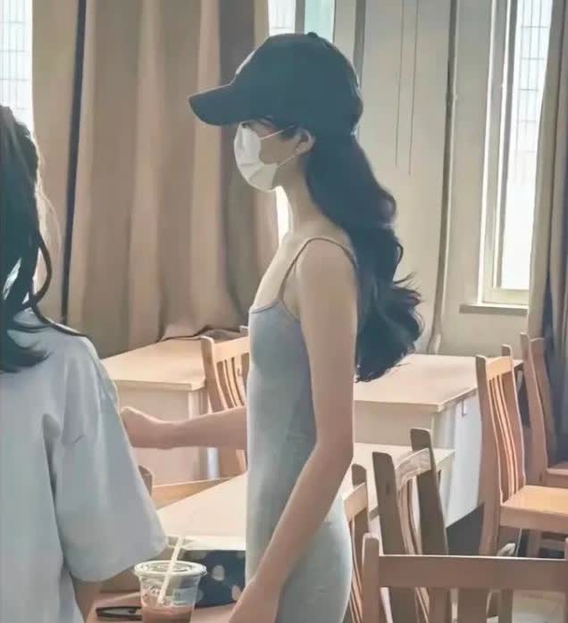 身材好好啊  该怎么去夸她