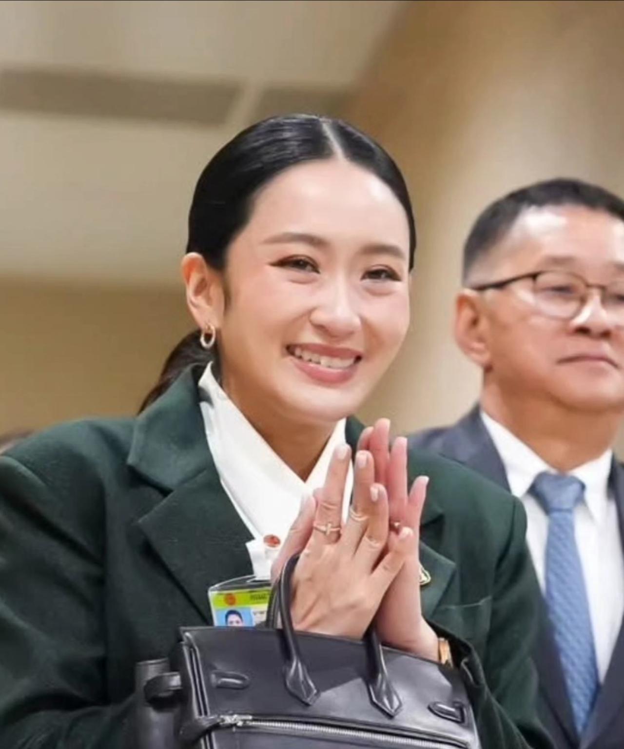 佩通坦是顶尖白富美，用爱马仕包当公务包
5月31日，泰国总理佩通坦女士，认真审议
