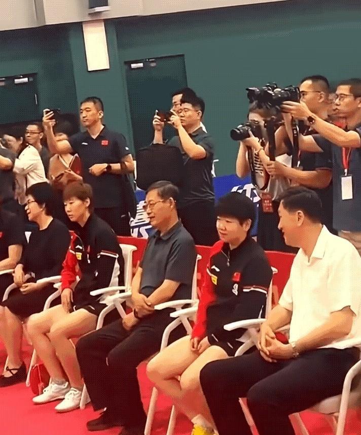 莎莎啊，你是来参加活动的，不是来视察工作的，看莎莎参加活动的松弛感就知道莎莎在职