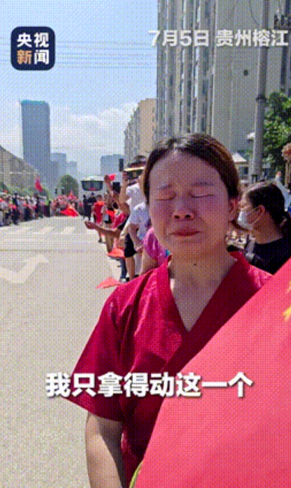 “火到央视了！”贵州，女子为了送别子弟兵，一口气买了10个大西瓜，结果因为太沉拿