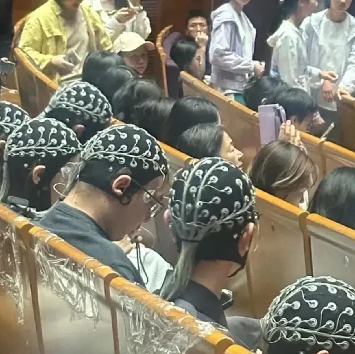 要是不告诉你，可能你打死都猜不出这是啥！



清华大学小礼堂里，出现了一道奇特