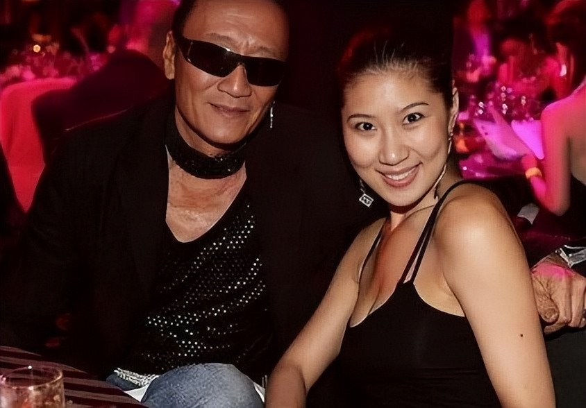 谢家一家四口感情生活











我的天哪！谢家人的感情生活也太精彩了