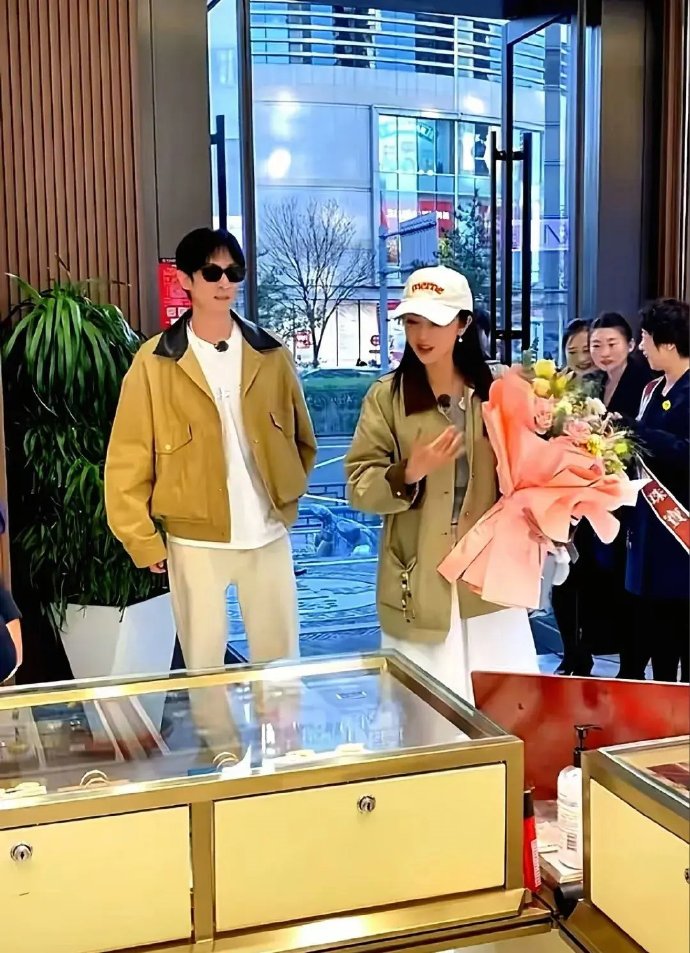 董璇再婚老公身份被扒！男方比她小8岁的演员张维伊，两人曾到店里买金手镯，看来女演
