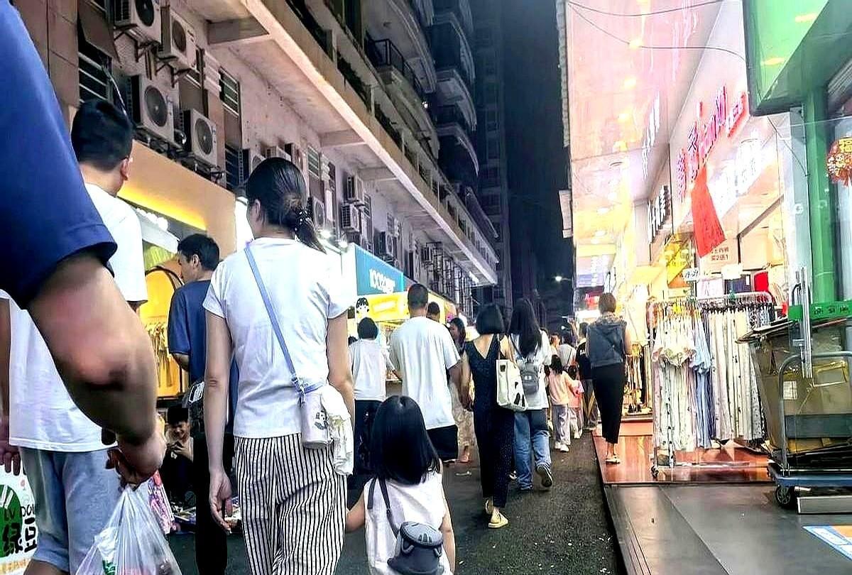 我们公司有个女同事，大概年龄有30岁左右，身材有1.65米，身材苗条，长相秀丽，