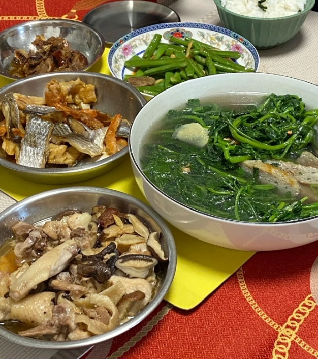 猪都不吃让我吃？
二姑离婚带个儿子，邻居介绍了同样离婚的，一起到二姑家相看。
开