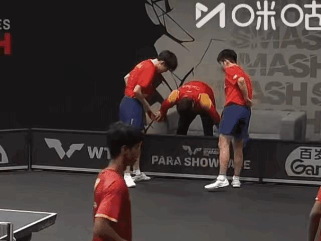 WTT美国大满贯场外的沙发是不是有什么魔法，让人不愿意坐，王皓指导林诗栋、黄友政