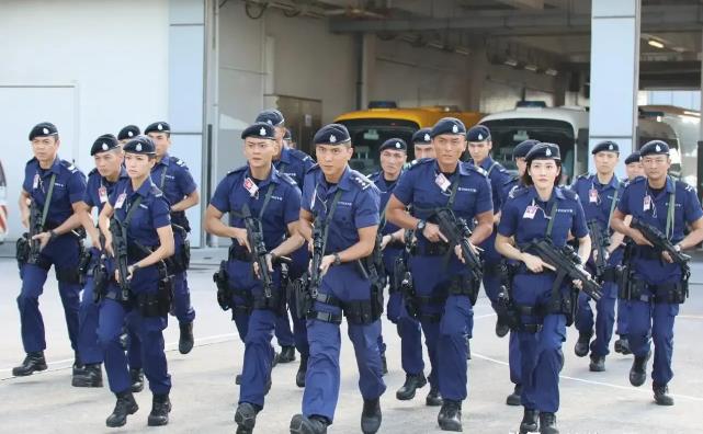 最新！
香港警察出动了？
据路透社报道：杜特尔特和女儿在香港度假下榻的酒店附近驻