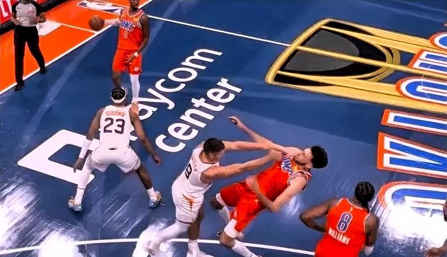 太阳恶汉格雷森-阿伦输破防了！在今日雷霆对阵第三节比赛中，阿伦防守时发力推倒霍姆