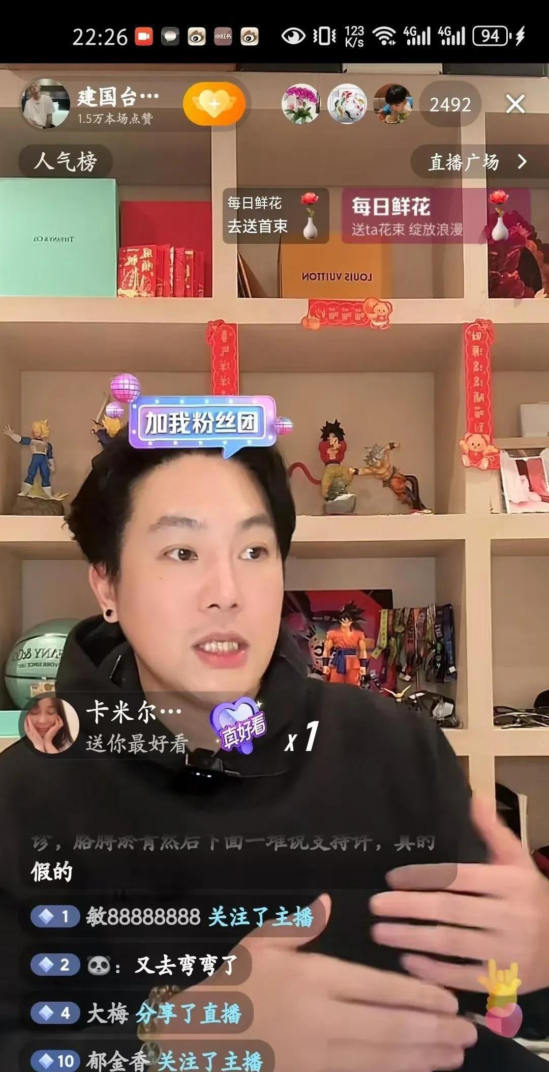 台媒近日接连爆出两则艺人私生活猛料！
某湾湾博主在直播中透露，许姓男星被台媒拍到