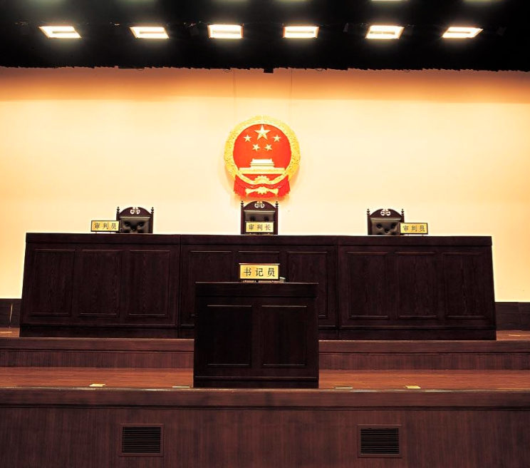 江苏，一女护士在公园散步时邂逅了一位近六旬已婚大学教授，之后发展成恋人关系，教授