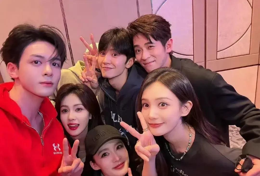 看这个合照就知道爱奇艺为什么扑了，
三个长相类似的女演员和三个大眼睛beta男演