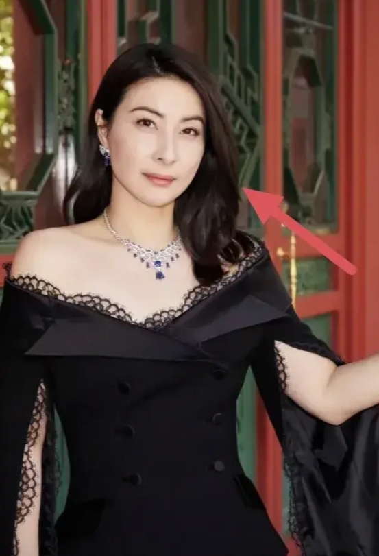 有件事我一直不敢说，
港豪门贵妇聚会为什么不邀请郭晶晶？不是因为她不够有钱，也不