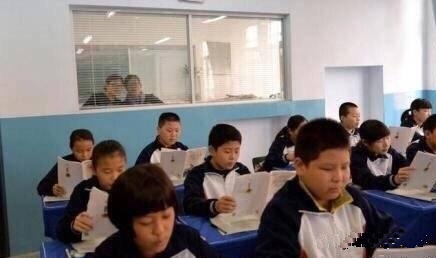 某学校，班主任办公室和教室连起来……厉害厉害!