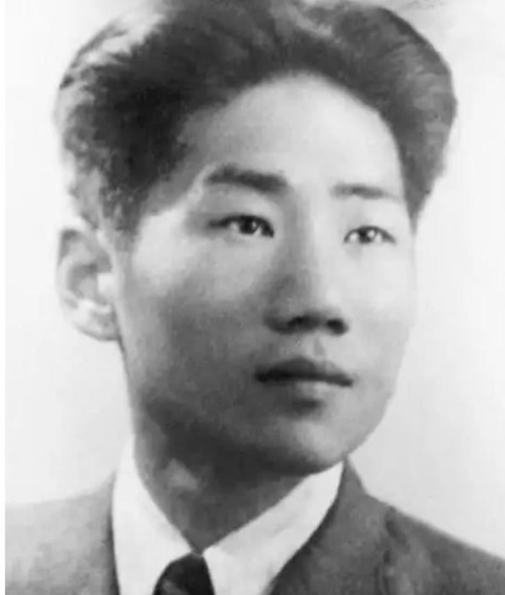1955年，中央派人前往朝鲜将毛岸英坟墓迁回国，可当大家刚开始挖，就突然跑过来一
