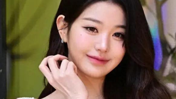 34 岁金晨撞上 21 岁张元英！这场跨龄同框，撕开了 “自然美” 的高级密码