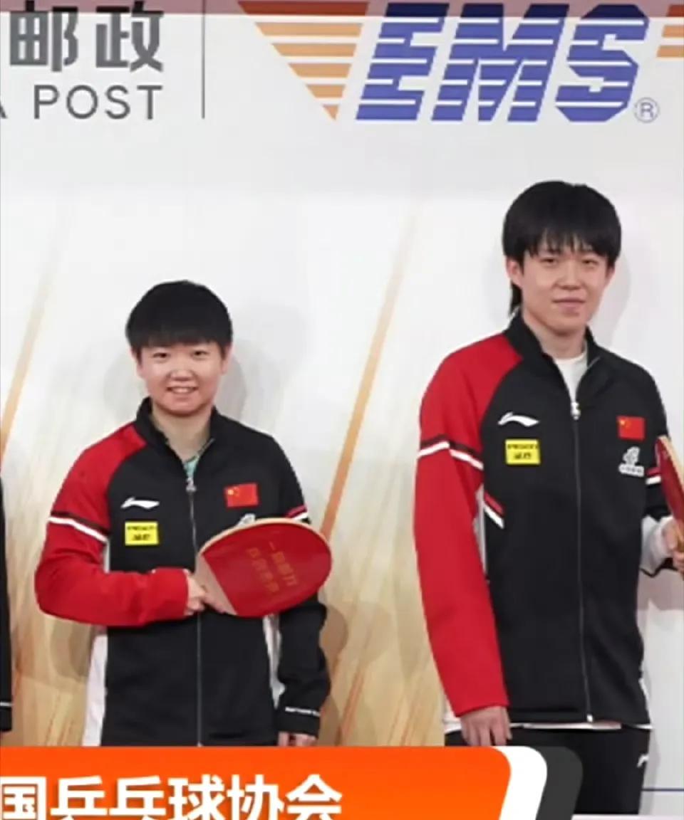中国邮政与乒乓球协会续约成功，画面太和谐，王楚钦憋不住笑了！
王主席带领国乒一众