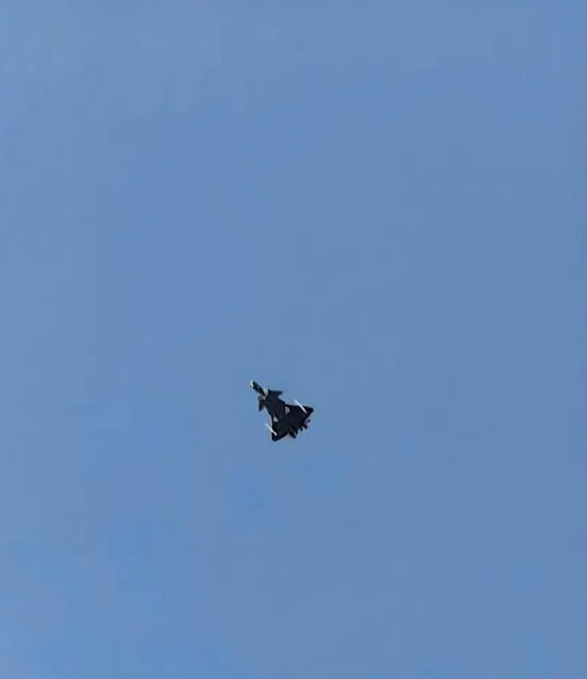 歼20挂载“霹雳”17超远程空空导弹～
最近有网络照片展示了歼20隐身战机，挂载