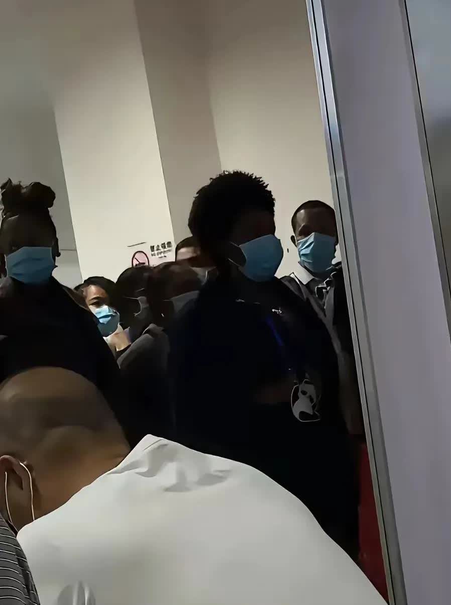 非洲黑人的愚蠢傻子行为，拿了十几万学校发的奖学金，结果跑去日本当赌圣赌博。

