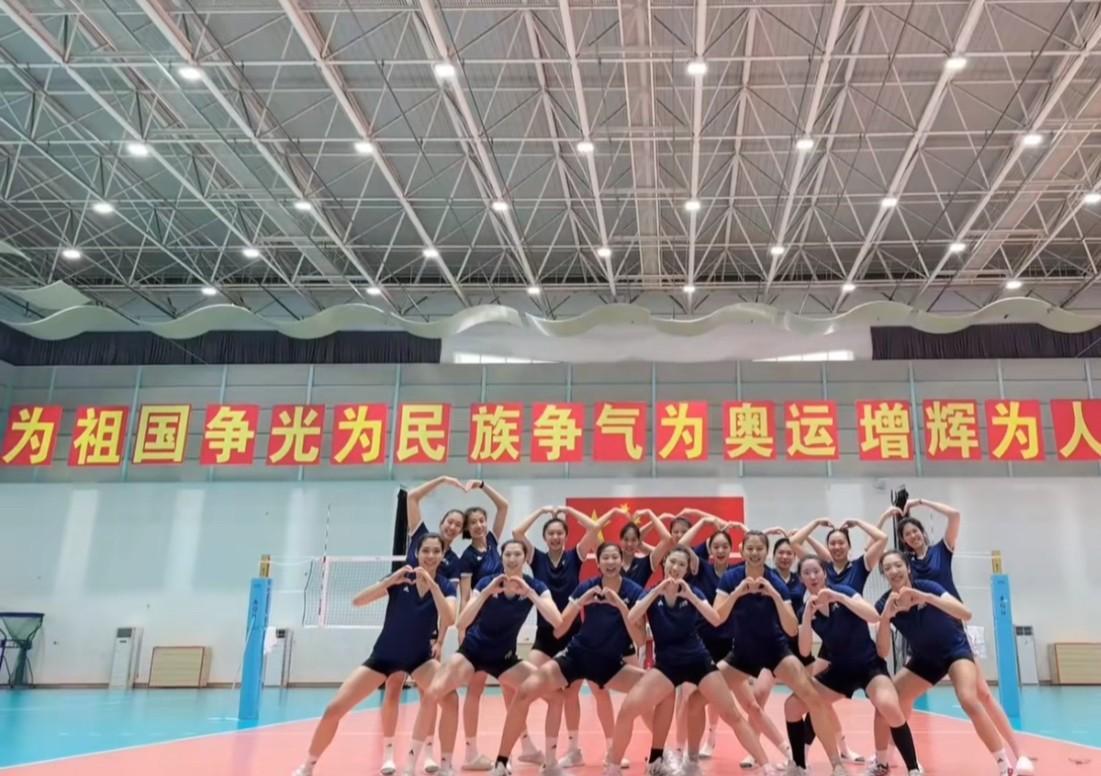 中国女排福建漳州集训杀青！这画风真的很活泼，很像我们年轻的中国女排！这大合照造型