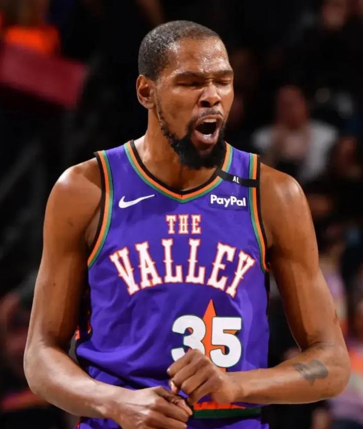 杜兰特再次摆上货架！
NBA前球星肯扬马丁：杜兰特会回雷霆！
杜兰特作为联盟攻防