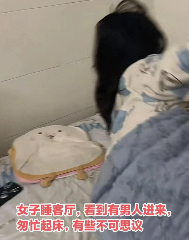 广东，男子去女子家收快递，觉得晦气待一分钟就跑：一大早真倒霉！

"一大早收快递