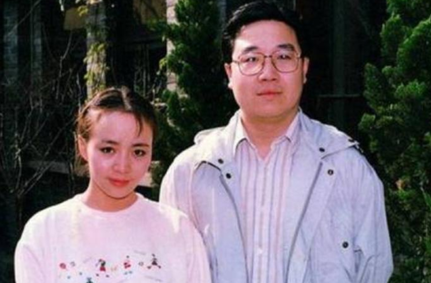 2003年，宋丹丹带着巴图参加爷爷的葬礼，却被拒之门外，前夫英达说：“谁让你们来