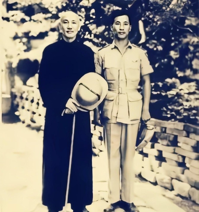 衣复恩，蒋介石的御用飞行员，名字听起来就带着点神秘感。他不仅是老蒋最信任的人之一