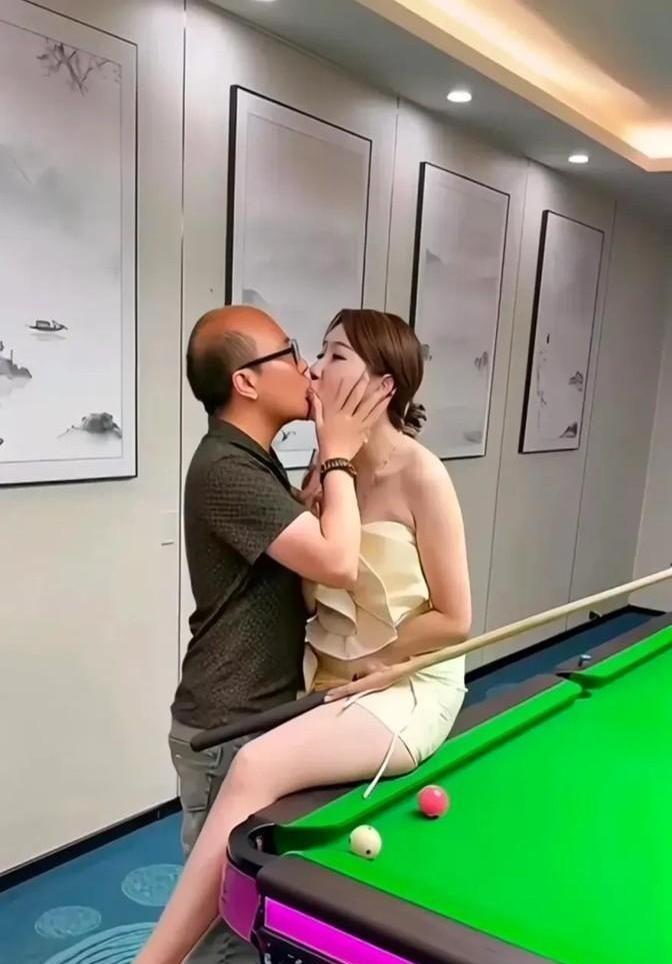 台球厅里一对小年轻玩起了三局两胜的对抗赛，戴眼镜的小伙和长相甜美的姑娘挥杆打得有