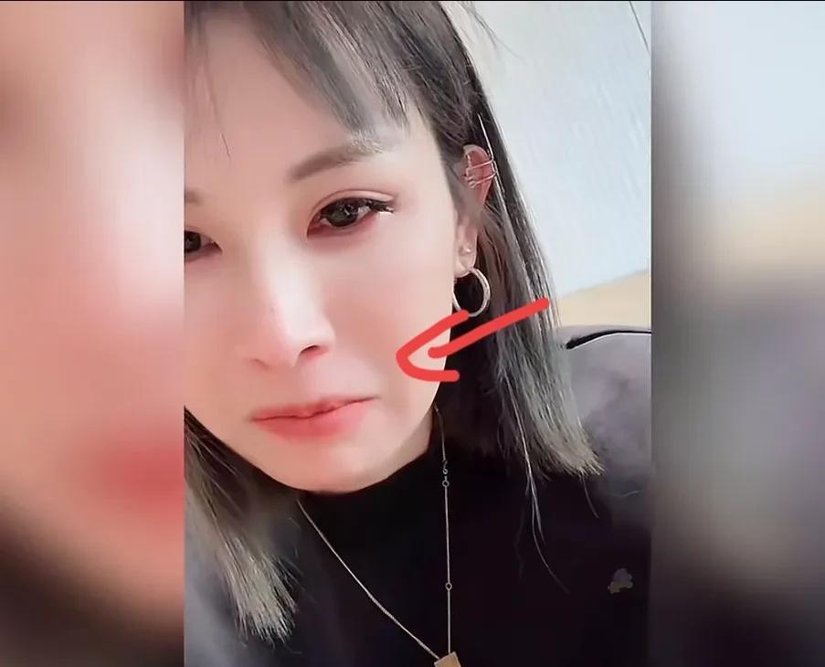 二姐是不是真的心疼瑾汐，
从这次直播的一个细节就能看出，
二姐回来之后，直播间里