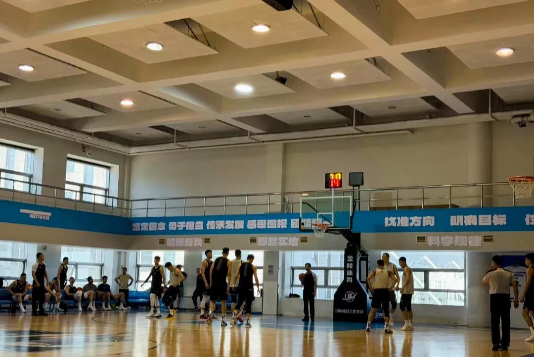 杨鸣今天带领辽宁男篮和北京队一场三节的教学赛，双方以56战平。高诗岩首发，周俊成