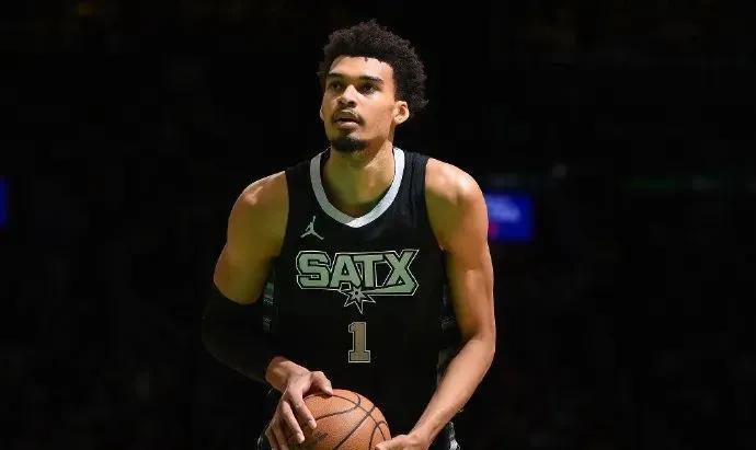 文班亚马这事儿太神了！这位2023年NBA状元秀，之前右肩有血栓伤病，现在竟宣布
