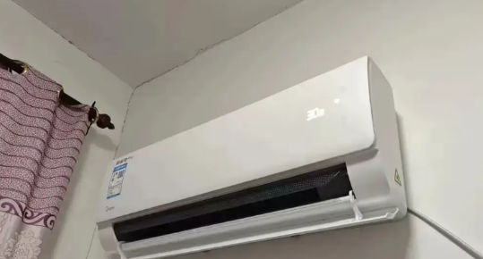 空调成摆设了！

家里空调都装了七八年了，但用的次数很少。36℃的高温天气，家里