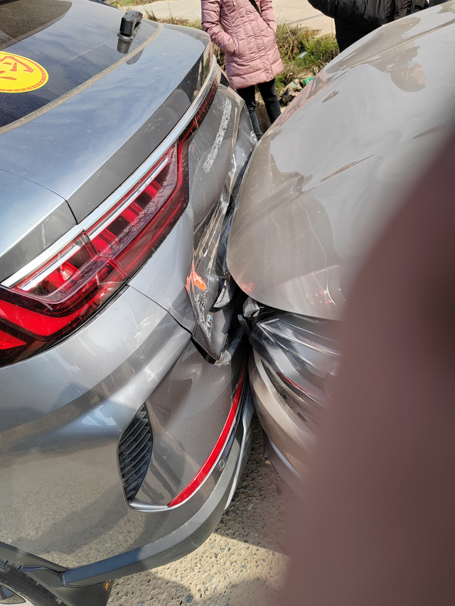 让醉驾的追尾
行驶总里程1700公里。乡道过年车也比较多，前车因路况停车等对面车