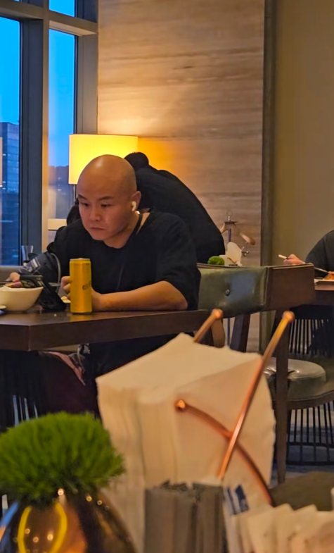 乐嘉现身深圳蛇口一家五星级高档餐厅吃饭。
乐嘉比之前在电视中中更壮实圆润了些，当