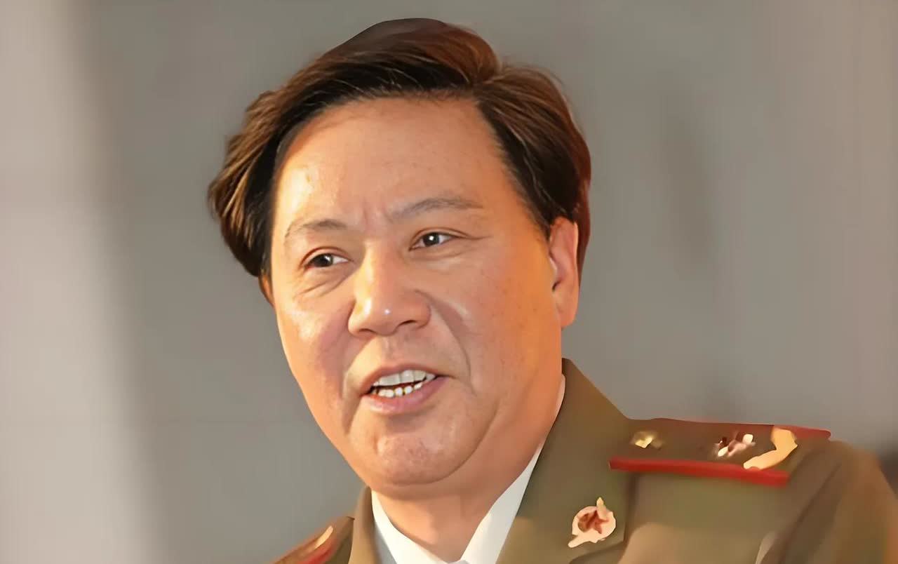 给演毛主席的十位演员排名：
一、第一名：古月
二、第二名：唐国强
三、第三