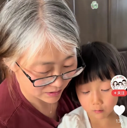 你们不要把我当傻子！网红都是洞的亲姐姐直播间坦露心声：对于很多网友规劝我们一家回