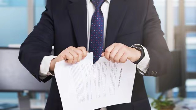 离职时别傻乎乎签字走人！这6份文件+3笔钱必须拿到手