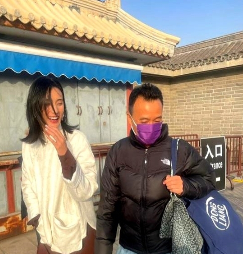 海哈金喜说她和李亚鹏已经分居很久了，但是没有离婚，我去查了以下海哈金喜的父亲，原