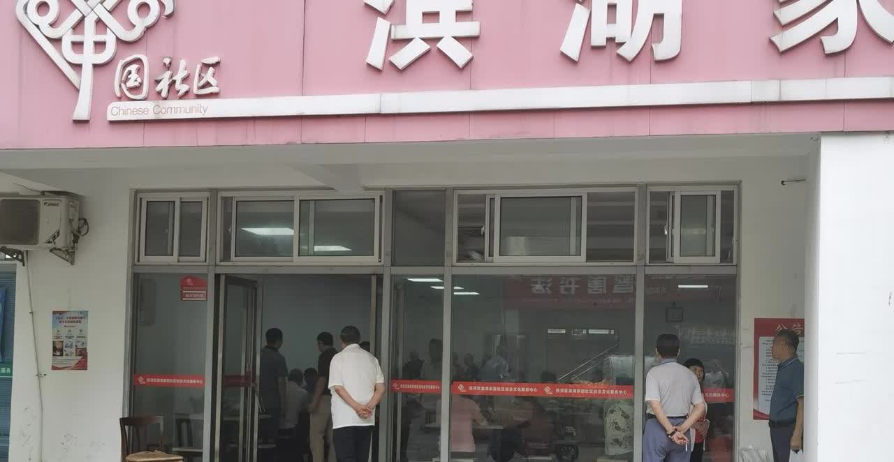 现在各地的社区服务做的越来越好了，每天社区服务中心里，退休的老人们一起，打打牌，