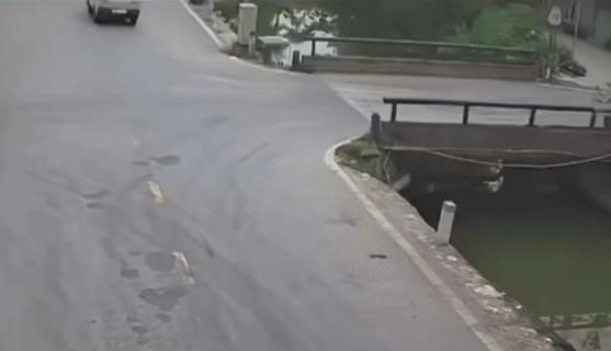说好的共赴黄泉，你却偷偷抓住护栏。摩托车载三人，路口速度也比较快，恰好一辆面包左