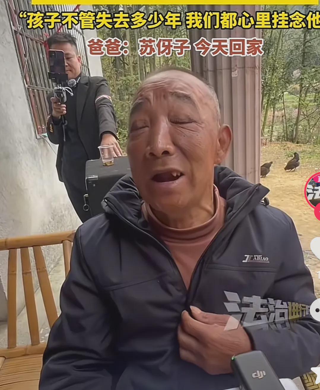 年迈的父亲坐在家门口，
他双目含泪，
说起家中多年依旧简陋，唯恐苏伢子回不了