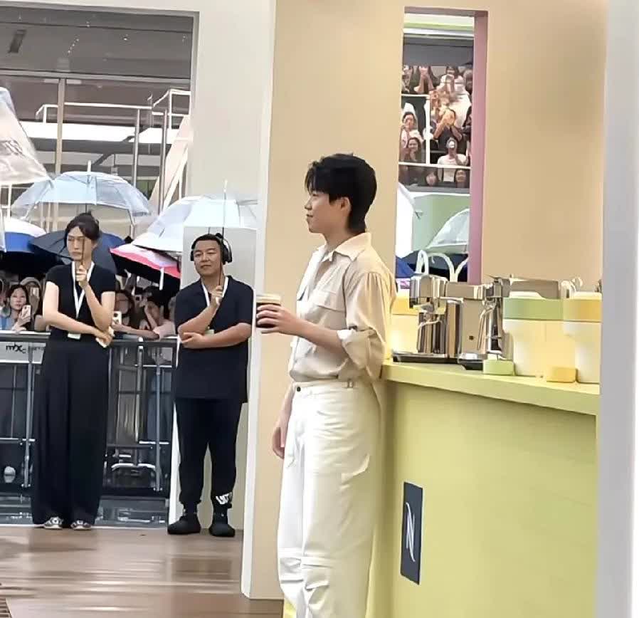 深圳的球迷感动坏了

刮风下雨的天气，树都连根拔起了，王楚钦从北京飞深圳，撑