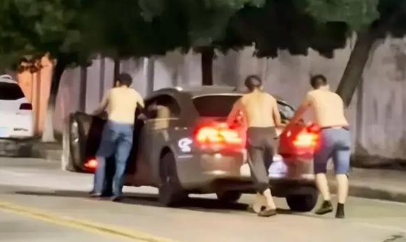 真可笑！6月11日夜晚湖北襄阳的三名男子喝酒后不敢开车，竟然推着车在大街上前行。