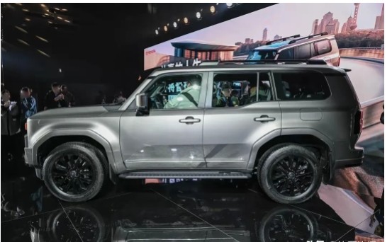 国民女神高圆圆助阵的双托森普拉多旗舰VX版上市，官方指导价55.98万元，能够满