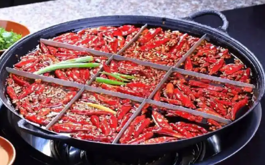 我国哪个地方的人最能吃辣呢？必须是四川，只能是四川，其他都是弟弟…